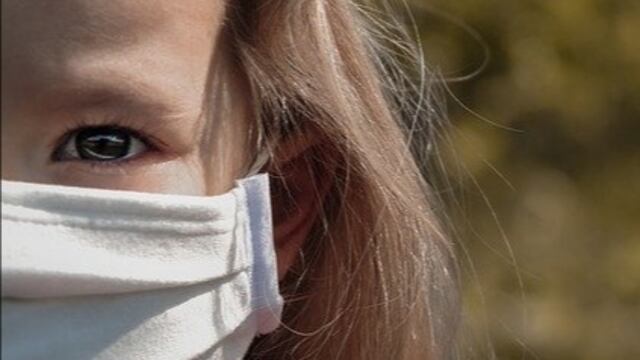 Niña con cubrebocas