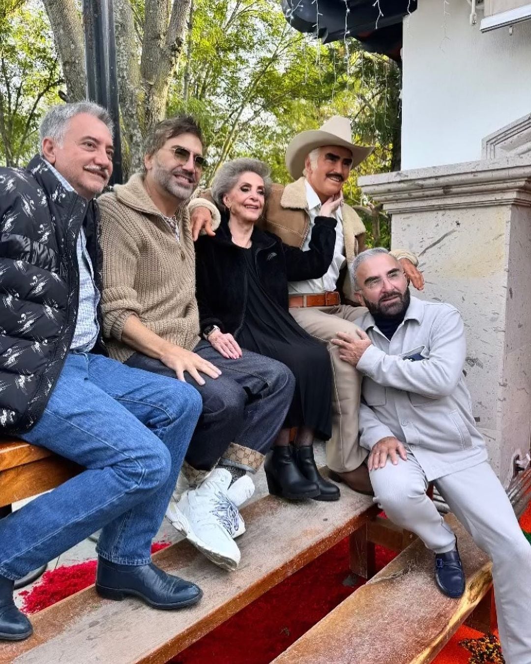 Familia de Vicente Fernández posa con su estatua hiperrealista.