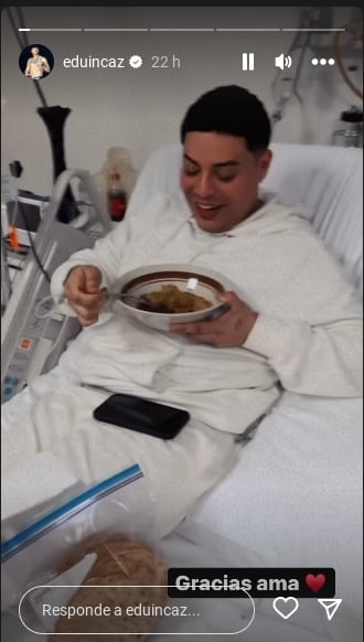 Eduin Caz disfruta de sus buñuelos desde el hospital