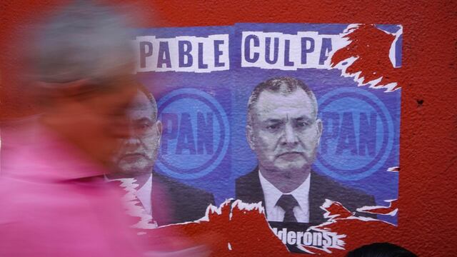 Carteles exponiendo el vínculo de Genaro García Luna con el partido político Partido Acción Nacional durante la manifestaron en el Zócalo para sumarse a la iniciativa #ElINENoseToca