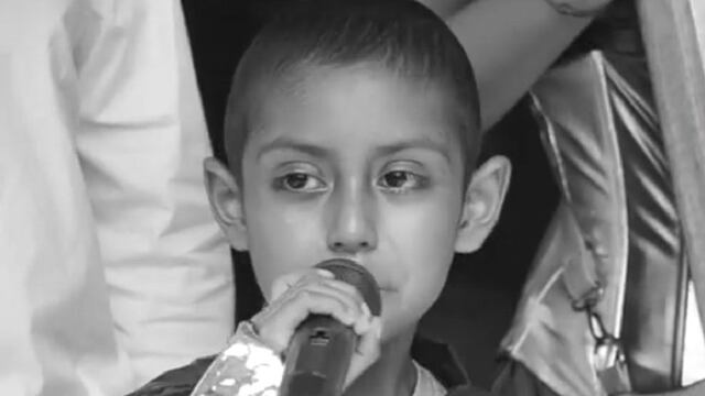 Jonathan, el niño víctima de cáncer que viajó a Mazatlán para conocer el mar.