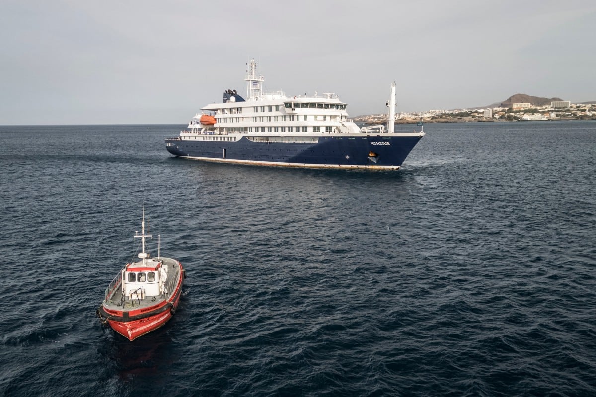 Crucero con hantavirus es atendido por personal sanitario.