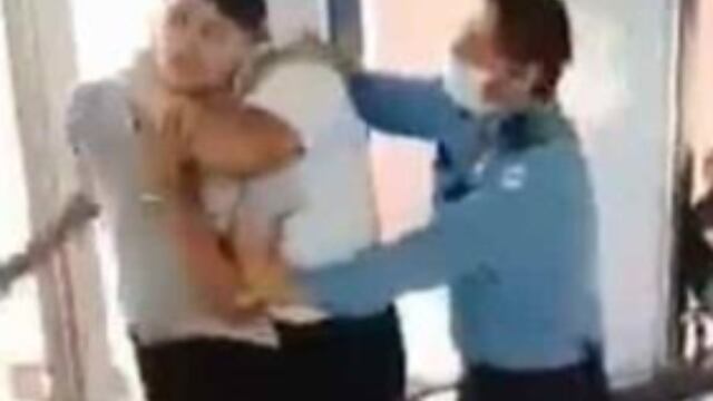 Joven forcejea con guardias en Nuevo León