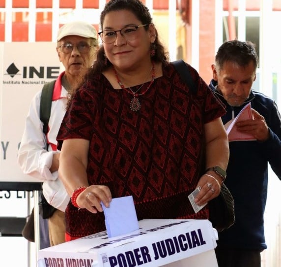 Lenia Batres emite su voto