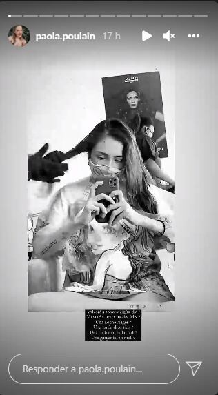 Pao Poulain se arregla para un evento con Fichis.