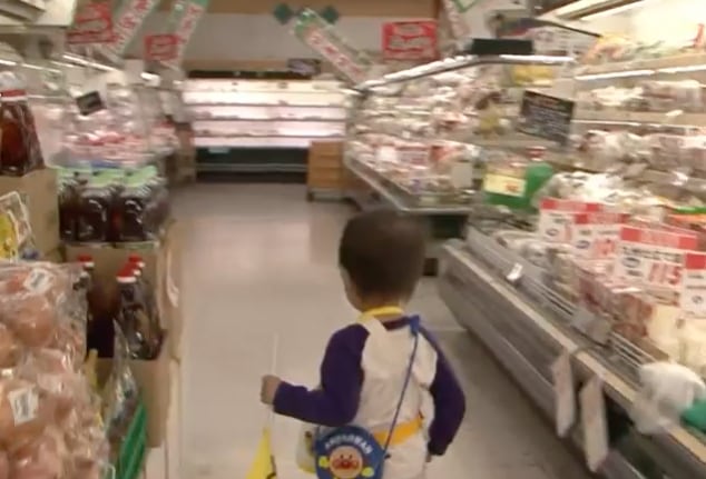 Niño en supermercado, serie de Netflix