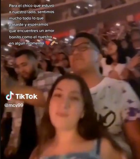 Chico solitario en concierto de Bad Bunny