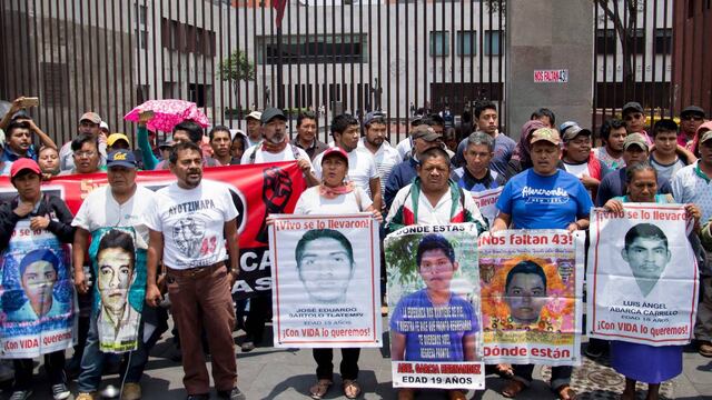 Padres de los normalistas desaparecidos protestan en la SRE.