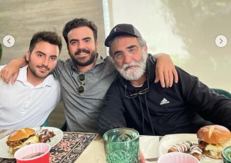 Vicente festeja a su padre Vicente Fernández Jr.
