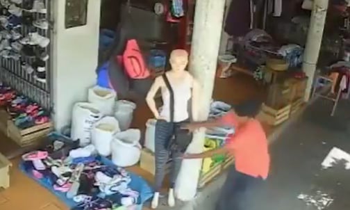 Ratero trata de robarle la bolsa a un maniquí, pensando que era una mujer