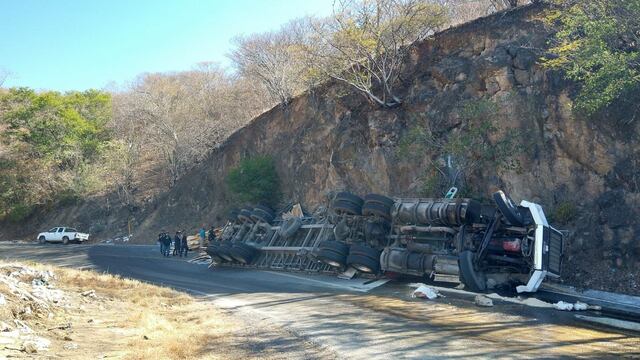 Un tráiler vuelca sobre un automóvil en la carretera Oaxaca-Tehuantepec y deja tres muertos