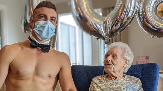 Abuelita festejando sus 106 años con un stripper