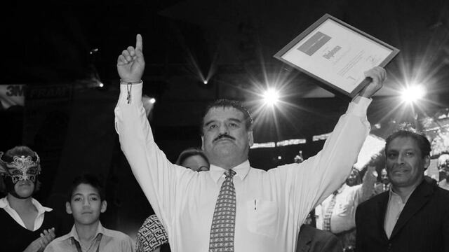 El Brazo de Oro recibiendo un homenaje.