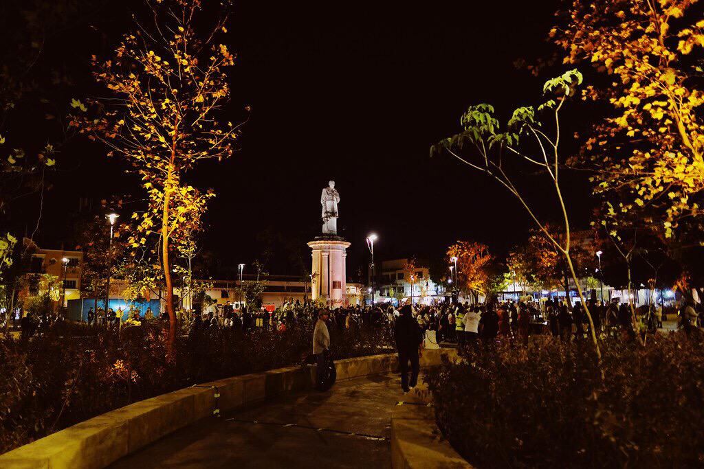 El área se extiende sobre la línea 3 del tren ligero.