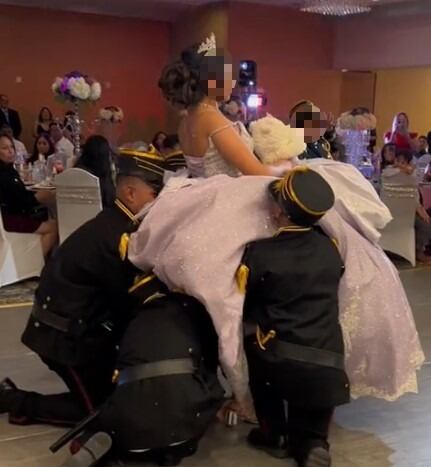 Chambelanes tiran a quinceañera