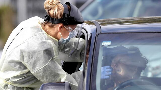 Medical staff test a shopper in her car who volunteered at a pop-up community COVID-19 testing station at a supermarket carpark in Christchurch, New Zealand, Friday, April 17, 2020. New Zealand is into week four of a 28 day lockdown in a bid to stop the spread of the coronavirus (AP Photo/Mark Baker)
Pruebas de Covid-19