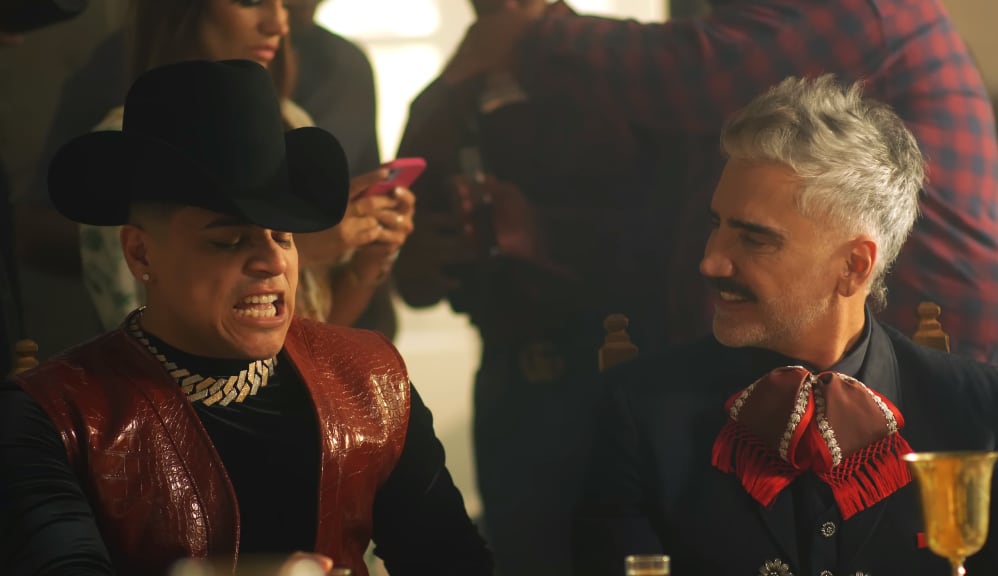 Grupo Firme y Alejandro Fernández en su video de "Felicidades".