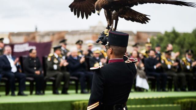 El presidente Andrés Manuel López Obrador entregó la presea Bicentenario del Heroico Colegio Militar, para distinguir y reconocer a militares