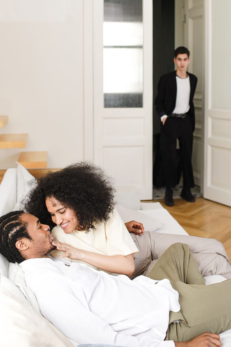 ¿Qué significa soñar que tu pareja te engaña delante de ti? El significado oculto tras la infidelidad