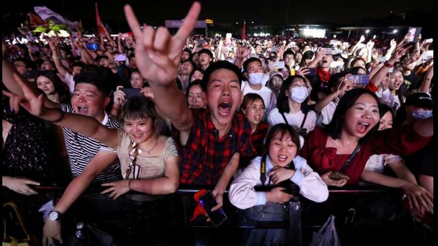 Wuhan celebra concierto masivo sin cubrebocas