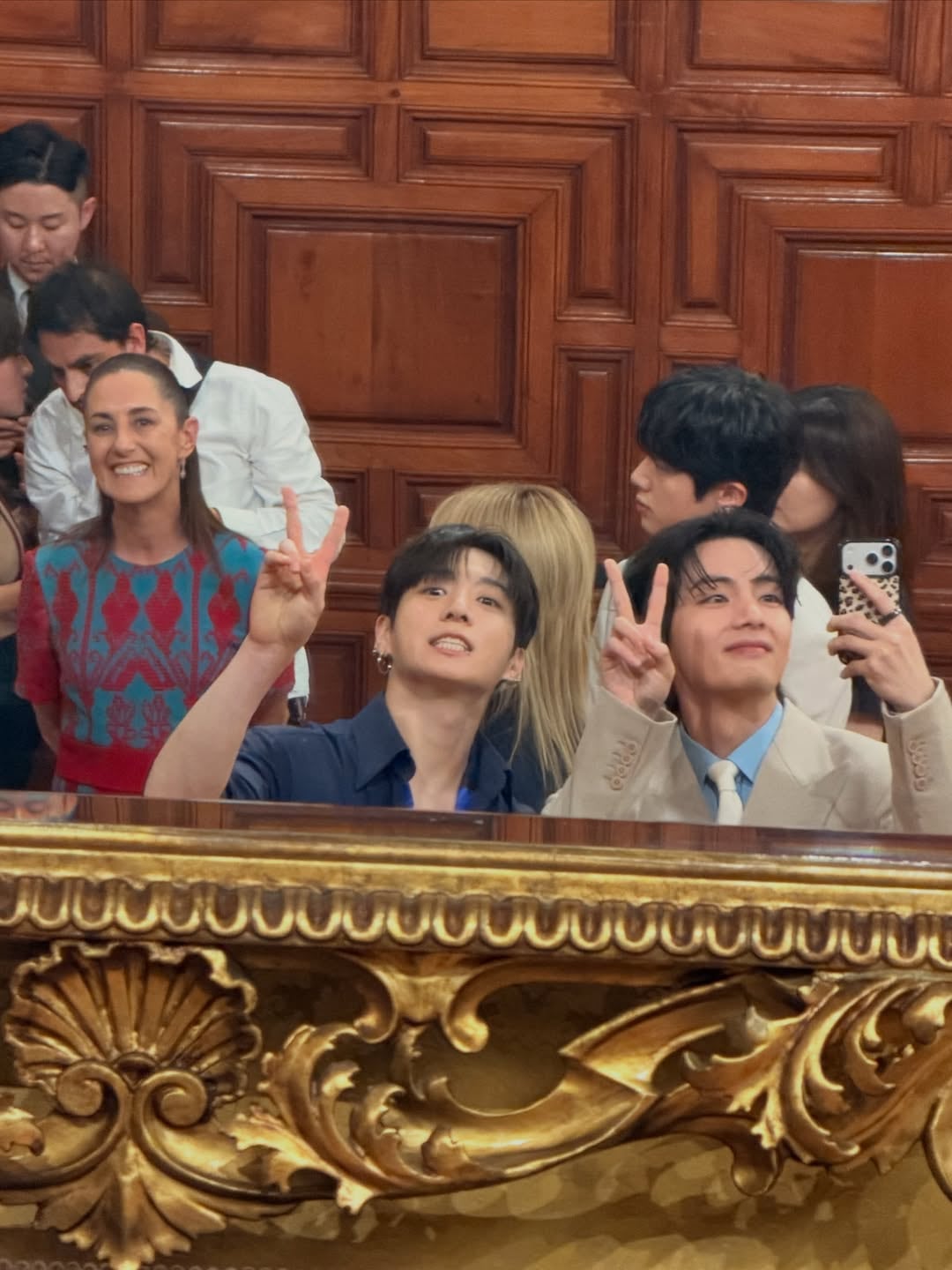 La inesperada selfie de Kim Taehyung con Claudia Sheinbaum en Palacio Nacional
