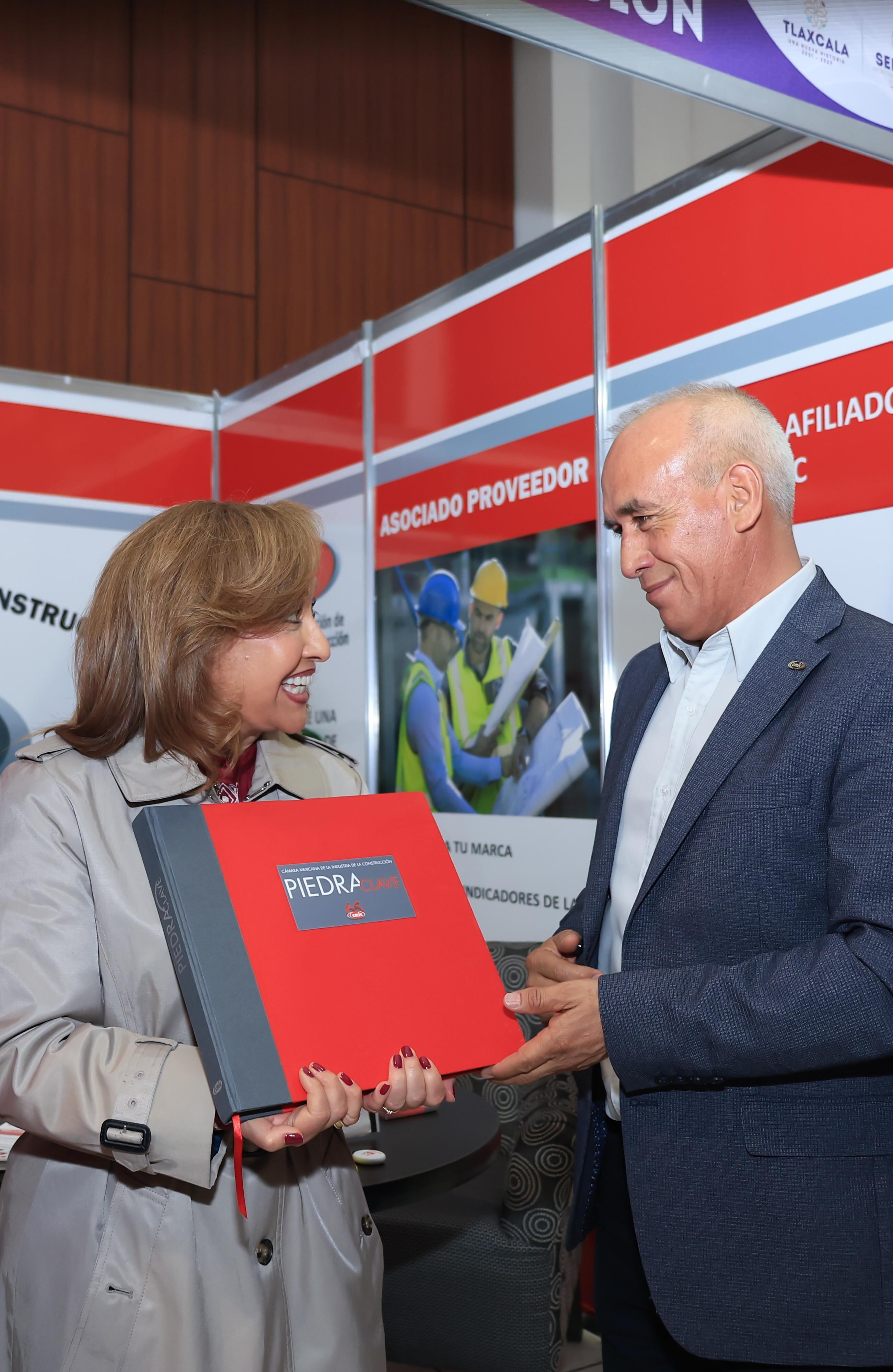 Lorena Cuéllar ratifica su compromiso con el empoderamiento económico de las mujeres