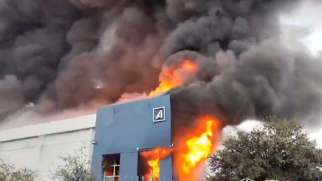 Incendio en fábrica de plásticos de Apocada, Nuevo León