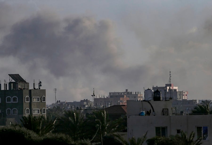 El humo se eleva tras un ataque aéreo israelí en la ciudad de Jan Yunis, en el sur de la Franja de Gaza