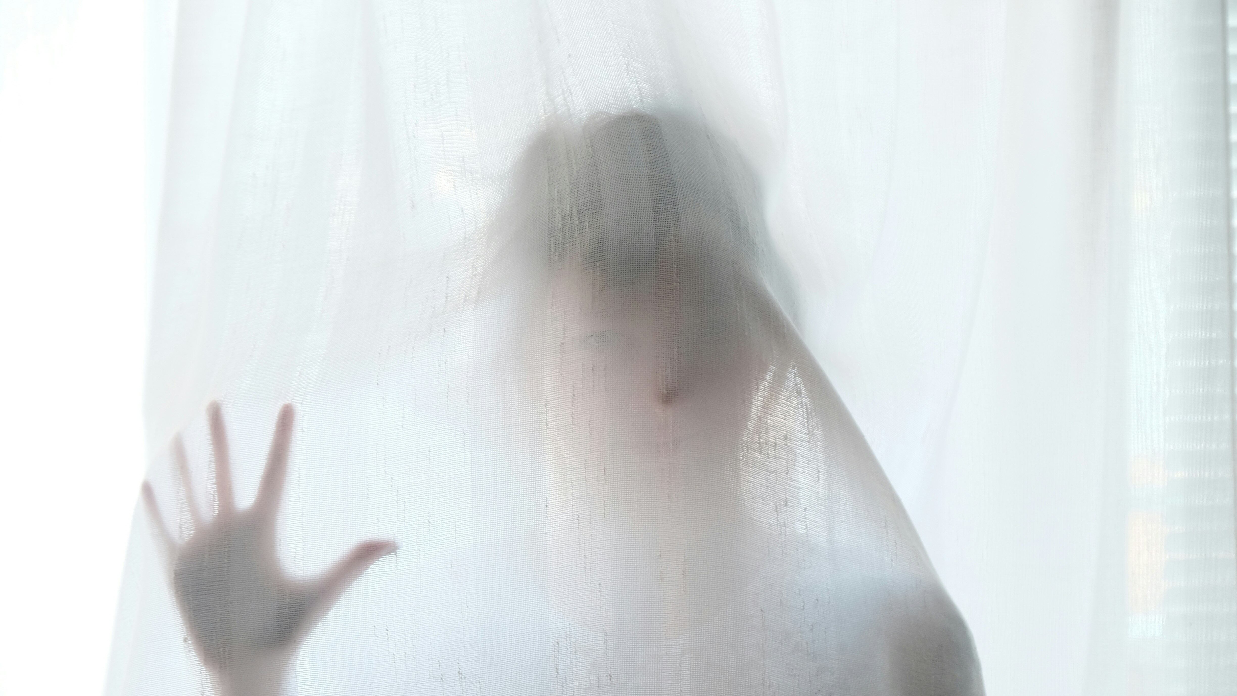 Usuario de Airbnb exigió su reembolso tras ser acosado por un fantasma; esto pasó