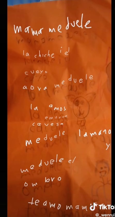 Niño escribe carta para su mamá
