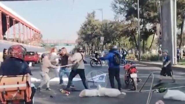 Captan pelea entre motociclistas y manifestantes en Calzada Ignacio Zaragoza