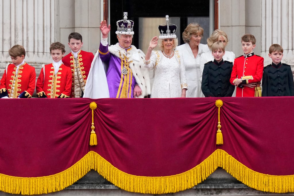 Carlos III y Camila saludan desde el Palacio de Buckingham