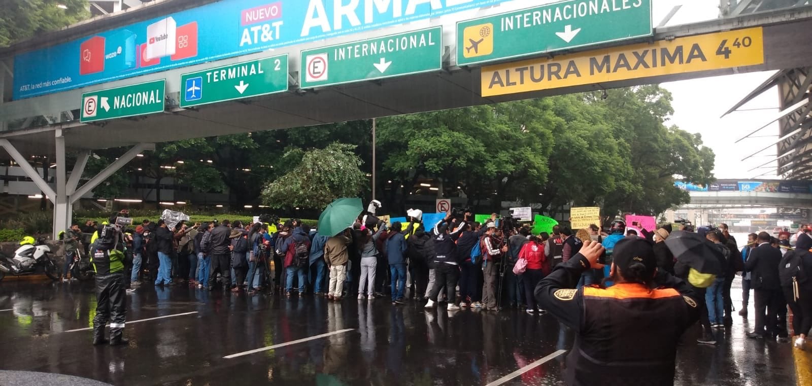 Padres de niños con cáncer cerraron la entrada a la T1 del AICM para pedir abasto de medicamentos oncológicos
