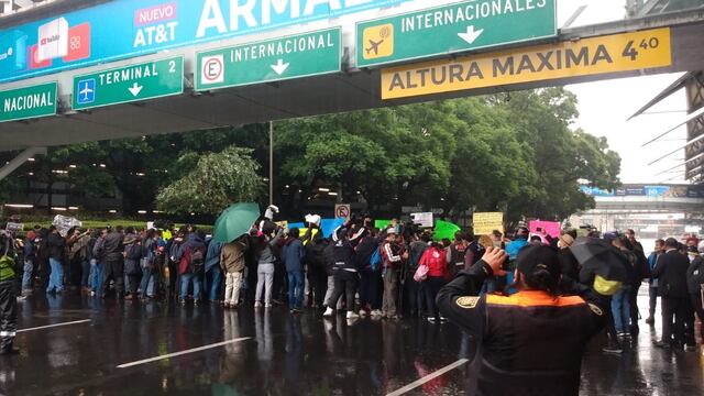 Padres de niños con cáncer cerraron la entrada a la T1 del AICM para pedir abasto de medicamentos oncológicos