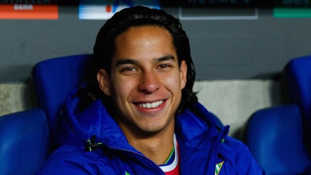 Diego Lainez en la banca del Betis.