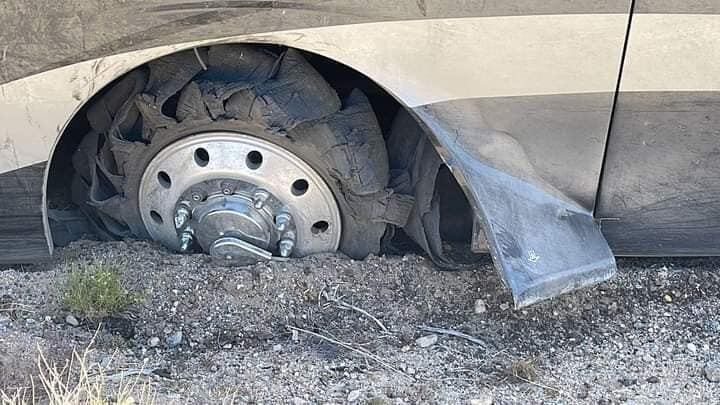 Autobús en el que viajaba Banda Cuisillos sufre ponchadura de llanta