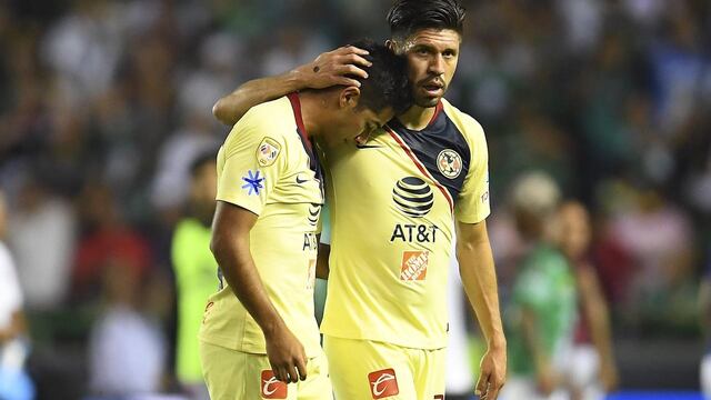 Peralta consolando a un jugador de América