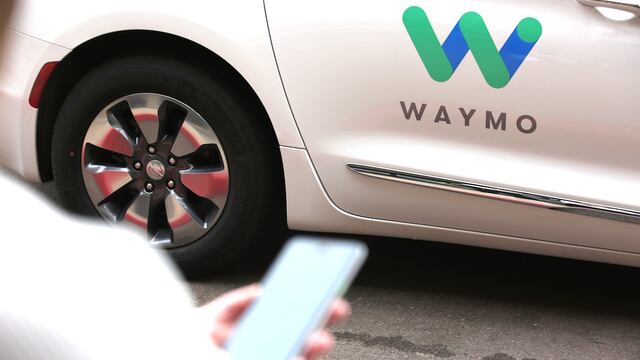 Un empleado de Waymo One utiliza la aplicación para solicitar un viaje.