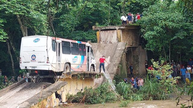 Se desploma puente con todo y autobús de pasajeros en Tenejapan, Veracruz