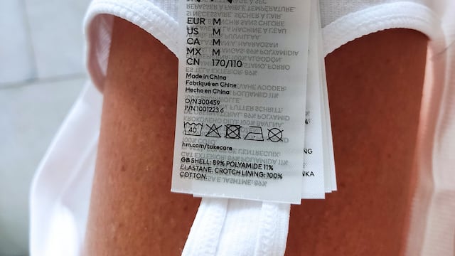 Denuncia desperdicio en etiquetas en tanga de H&M