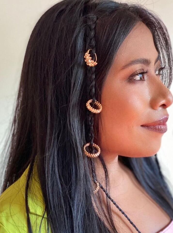 Yalitza Aparicio usó joyas de Cartier en su peinado