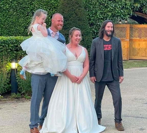 Keanu Reeves asiste a la boda de un fan