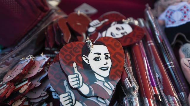 Muñecas de peluche, llaveros, gorras y sudaderas con la imagen de Claudia Sheinbaum