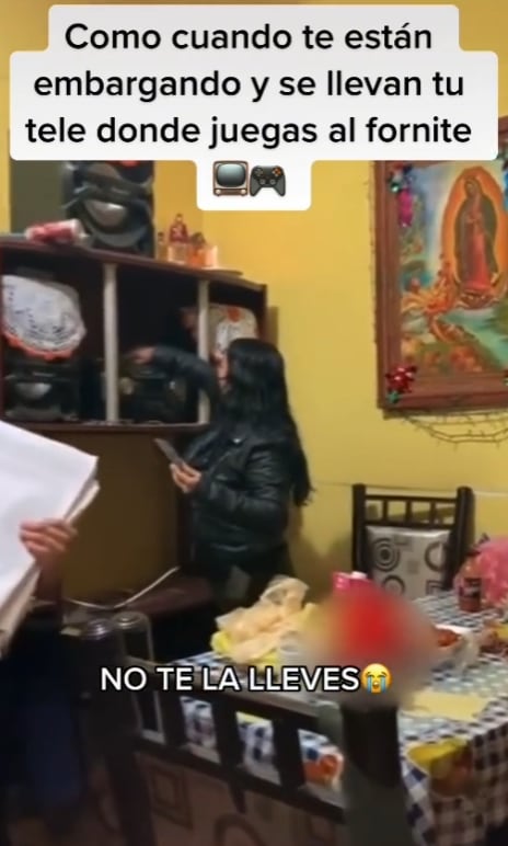 Llora al ver como le embargan la televisión