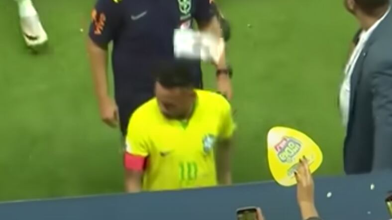 Fans se hartan de Neymar y le lanzan palomitas tras empate de Brasil ante Venezuela en Eliminatorias Conmebol