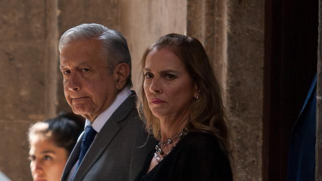 El presidente López Obrador con su esposa, la historiadora Beatriz Gutiérrrez.