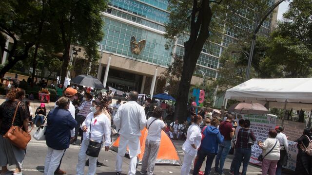Jubilados del IMSS mantienen un bloqueo sobre avenida Reforma para exigir que se les regrese el dinero de sus ahorros