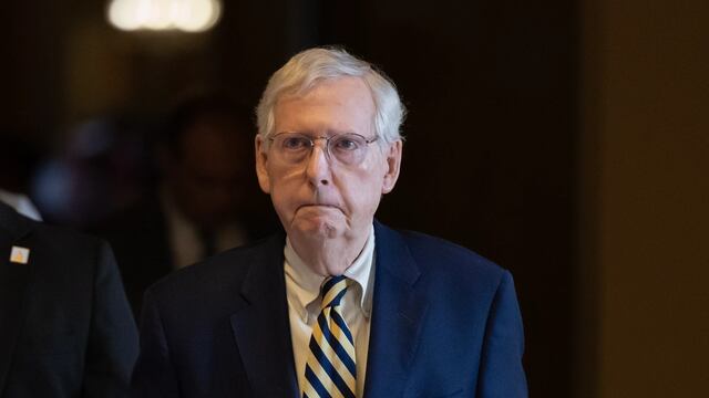 ¿Qué le pasa al senador Mitch McConnell de Estados Unidos?