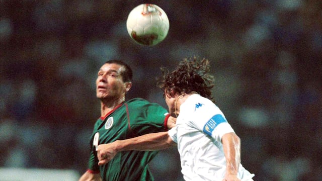 Jared Borgetti le gana a Paolo Maldini para marcar gol en el Mundial del 2002.