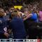 NBA: Aficionada protesta y se encadena a la canasta en el Grizzlies vs Timberwolves